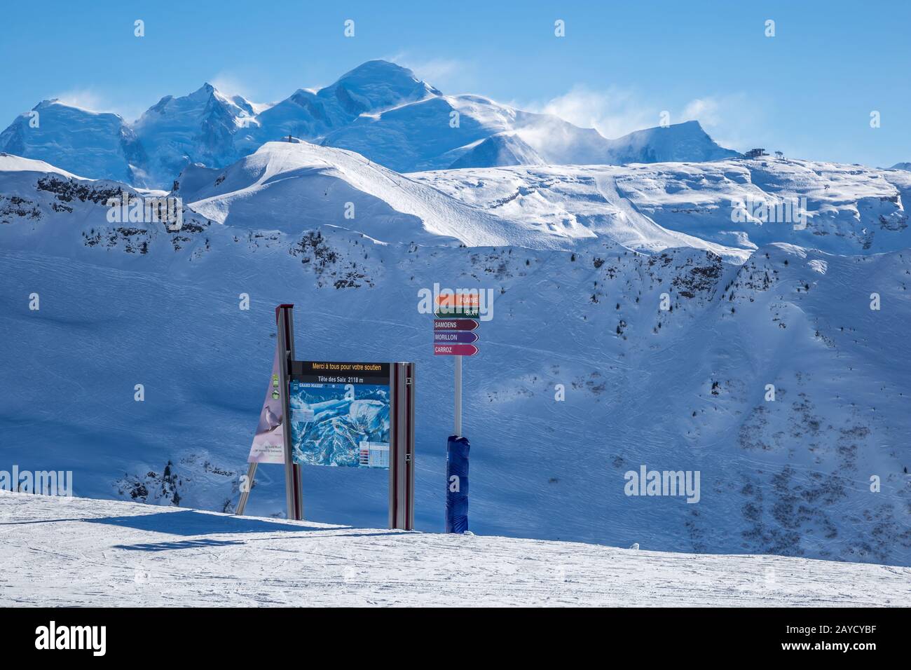 Pics de montagne avec téléphérique et pistes de ski Banque D'Images