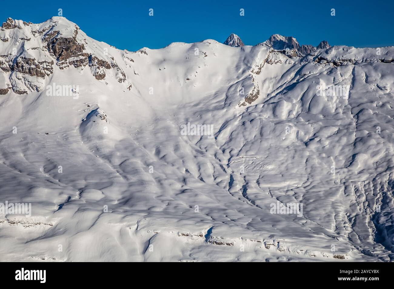 Le soleil de réglage illumine le panorama alpin Banque D'Images