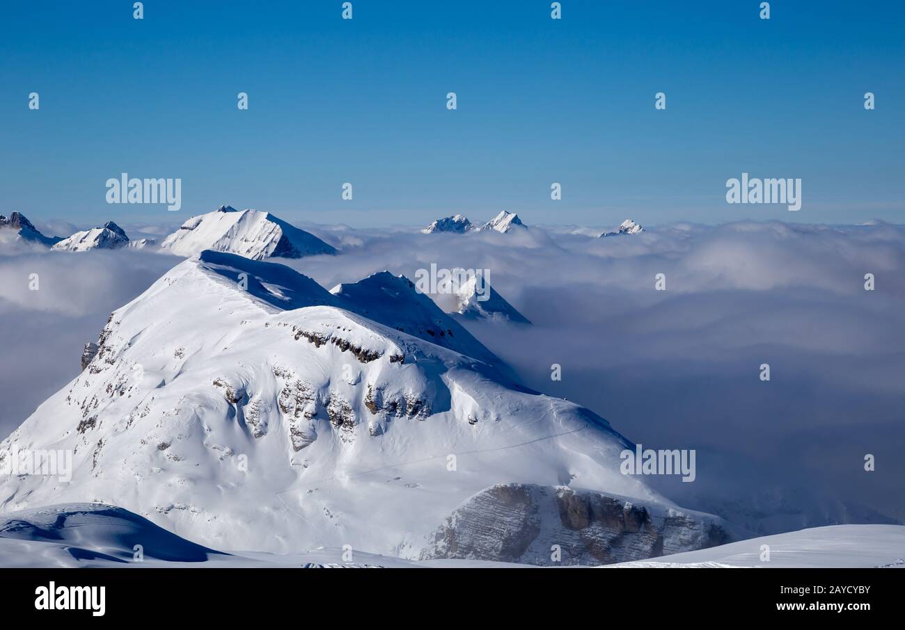 Panorama des montagnes qui s'élèvent des nuages Banque D'Images