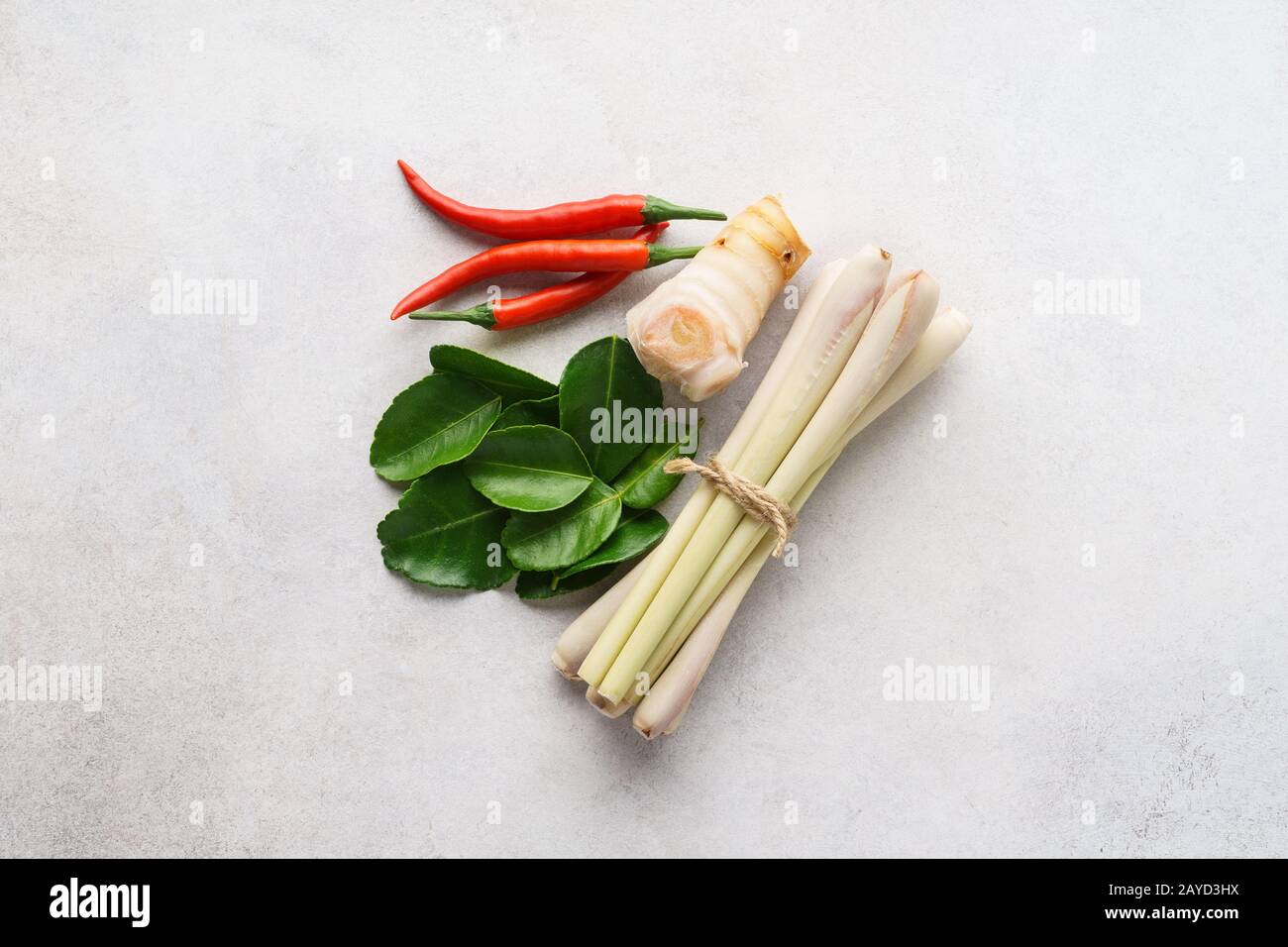 Ensemble de ingrédients principaux de la soupe Tom Yum - herbe de citron, piments, racine de galanga ou feuilles de galangal et de citron vert kaffir. Banque D'Images