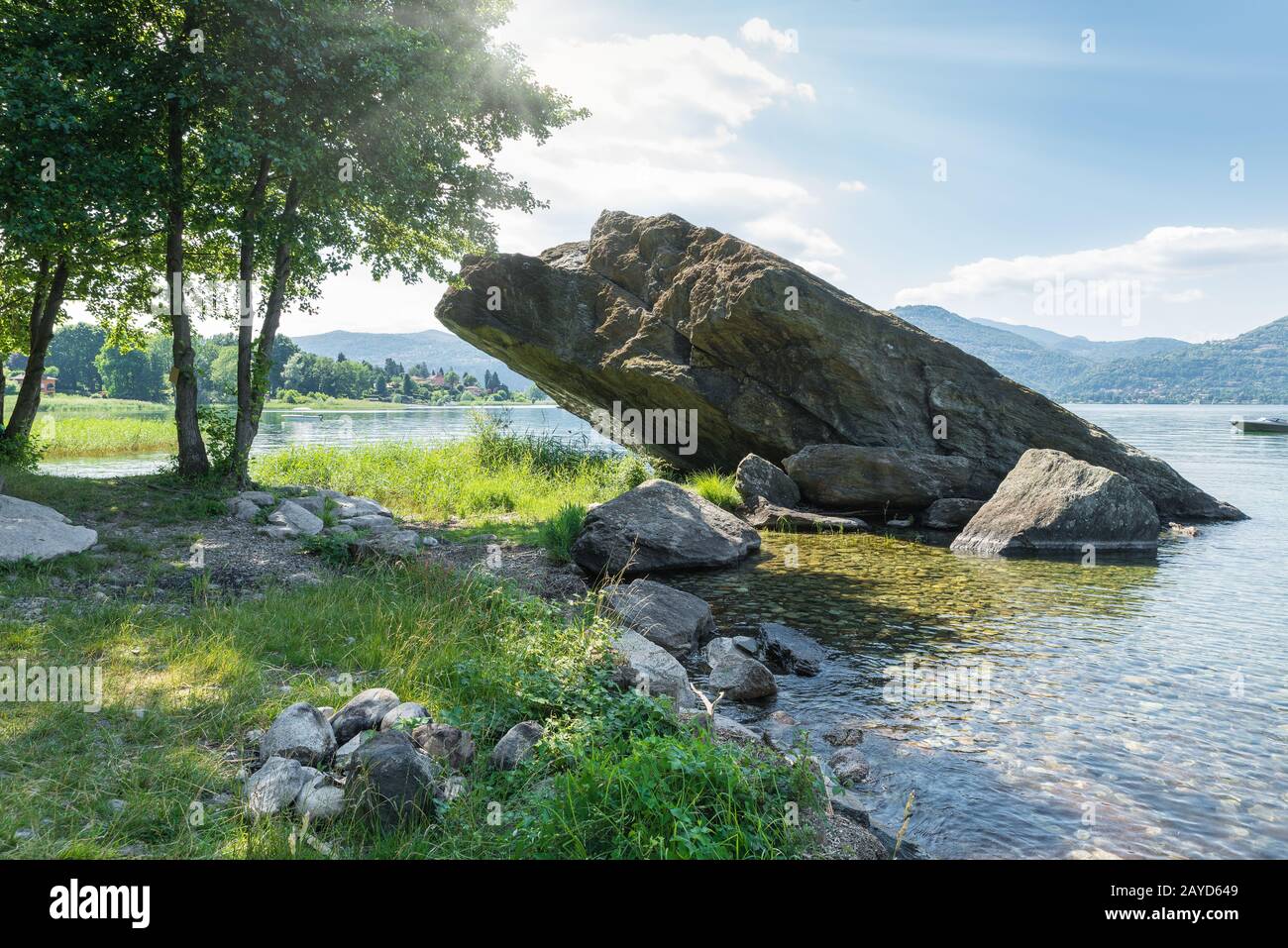 Célèbre et grand lac européen. Lac majeur (lago Maggiore), Italie avec un gros rocher glacial irrégulier Banque D'Images