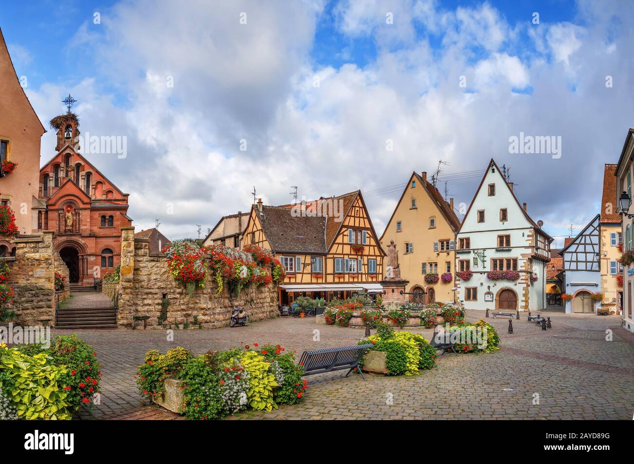 Place principale à Eguisheim, Alsace, France Banque D'Images