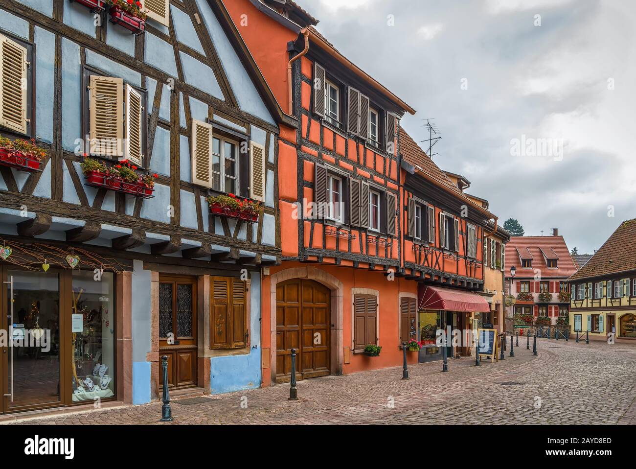 Rue à Kaysersberg, Alsace, France Banque D'Images