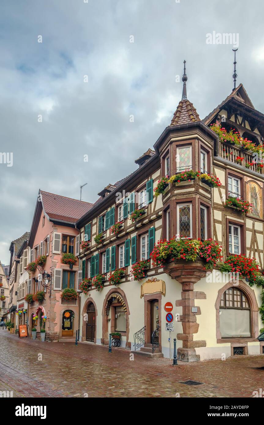 Rue à Kaysersberg, Alsace, France Banque D'Images