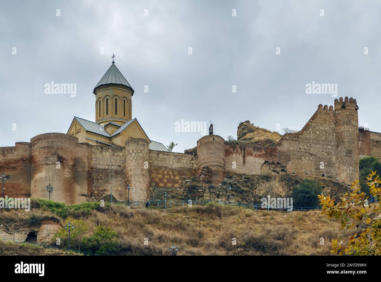 La forteresse de Narikala surplombant Tbilissi, Géorgie Banque D'Images