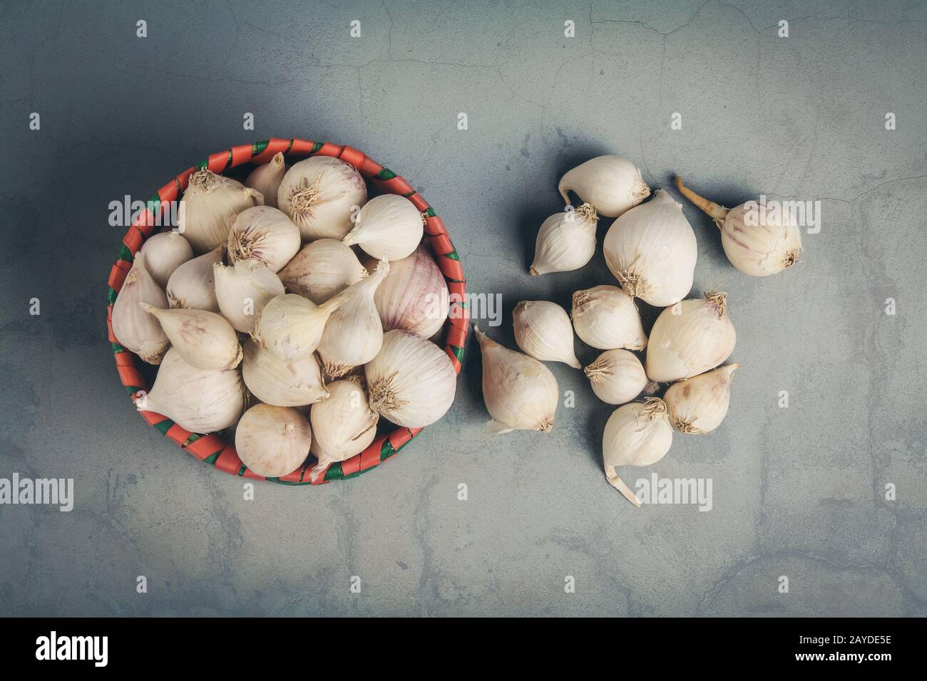 Guirlande traditionnelle indienne à une seule clou de girofle dans le panier Banque D'Images