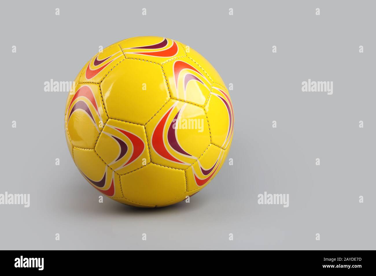 Ballon de soccer isolé sur fond gris Banque D'Images