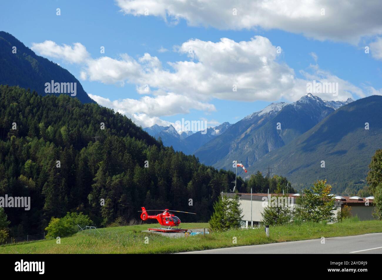 Hélicoptère de sauvetage OE-XHH au Tyrol Banque D'Images