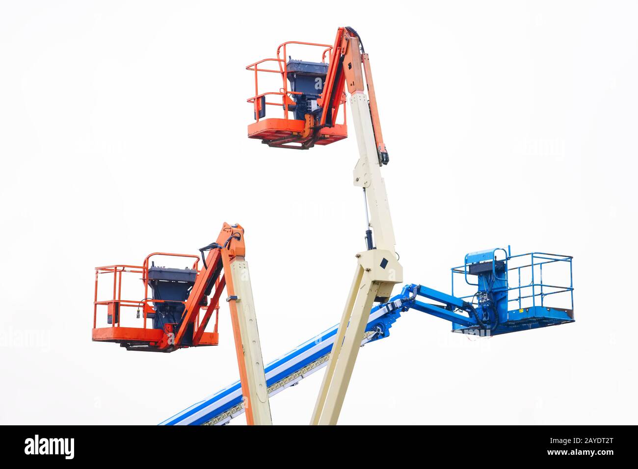 Accédez à l'équipement de la plate-forme alimenté dans le ciel en bleu orange et jaune pour une sécurité de hauteur de plate-forme de travail élevée sur le chantier de construction Banque D'Images