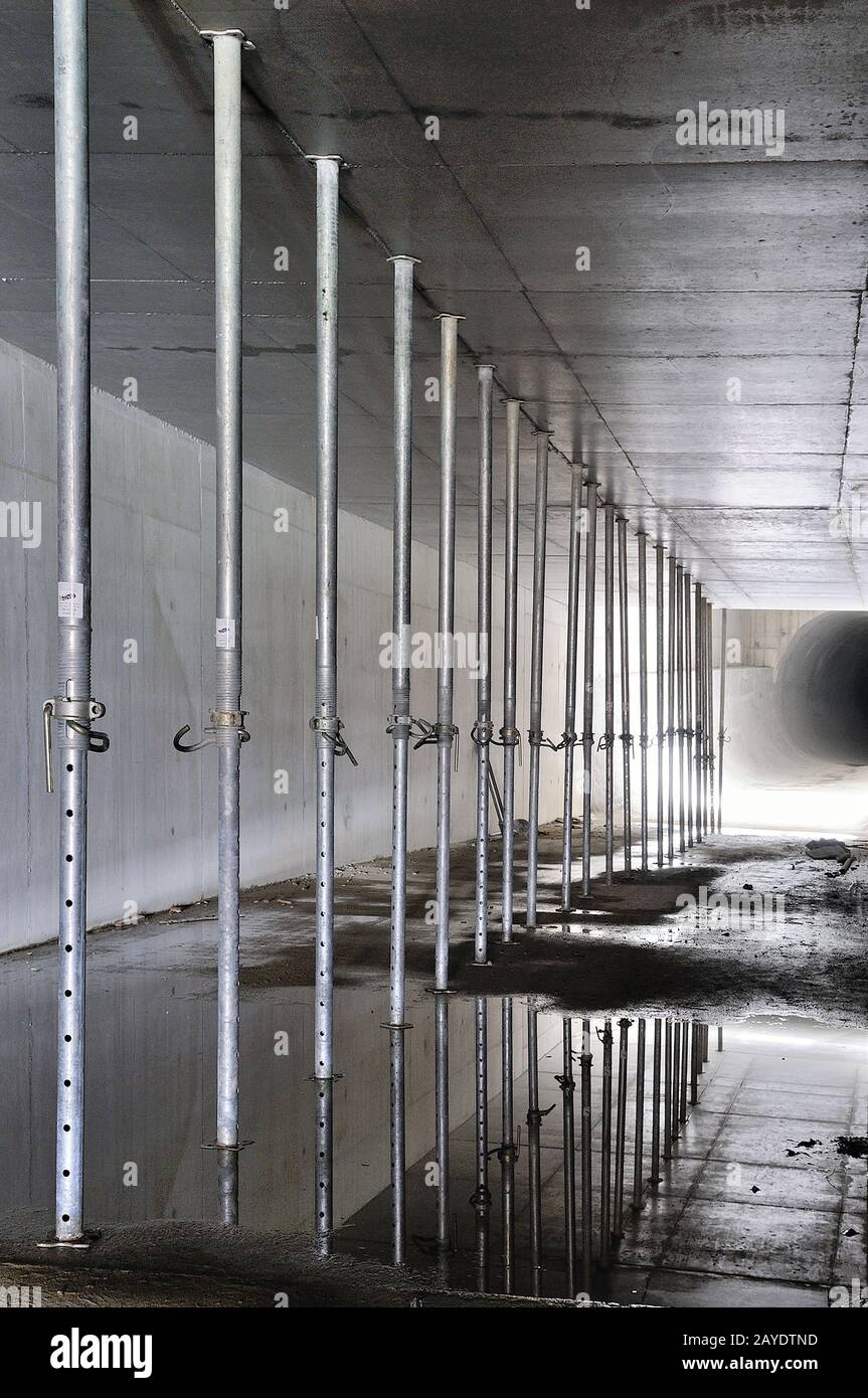 Supports dans le canal Banque D'Images