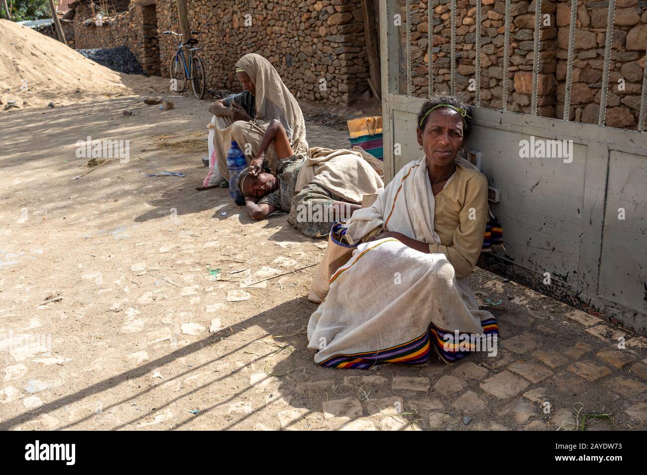 Beggar femme dans la rue, Aksum, Ethiopie Afrique Banque D'Images