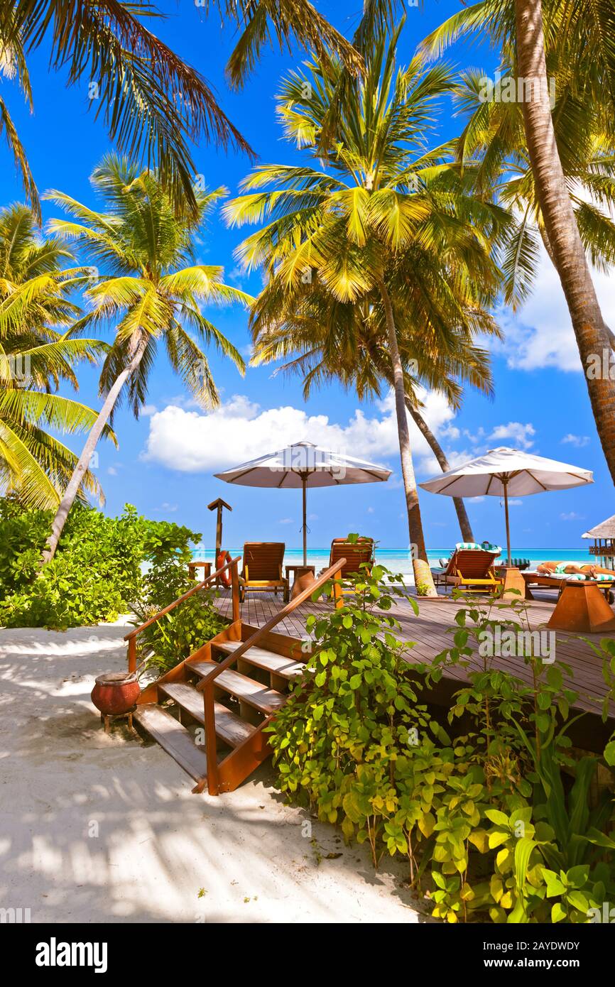 Piscine sur la plage des Maldives Banque D'Images