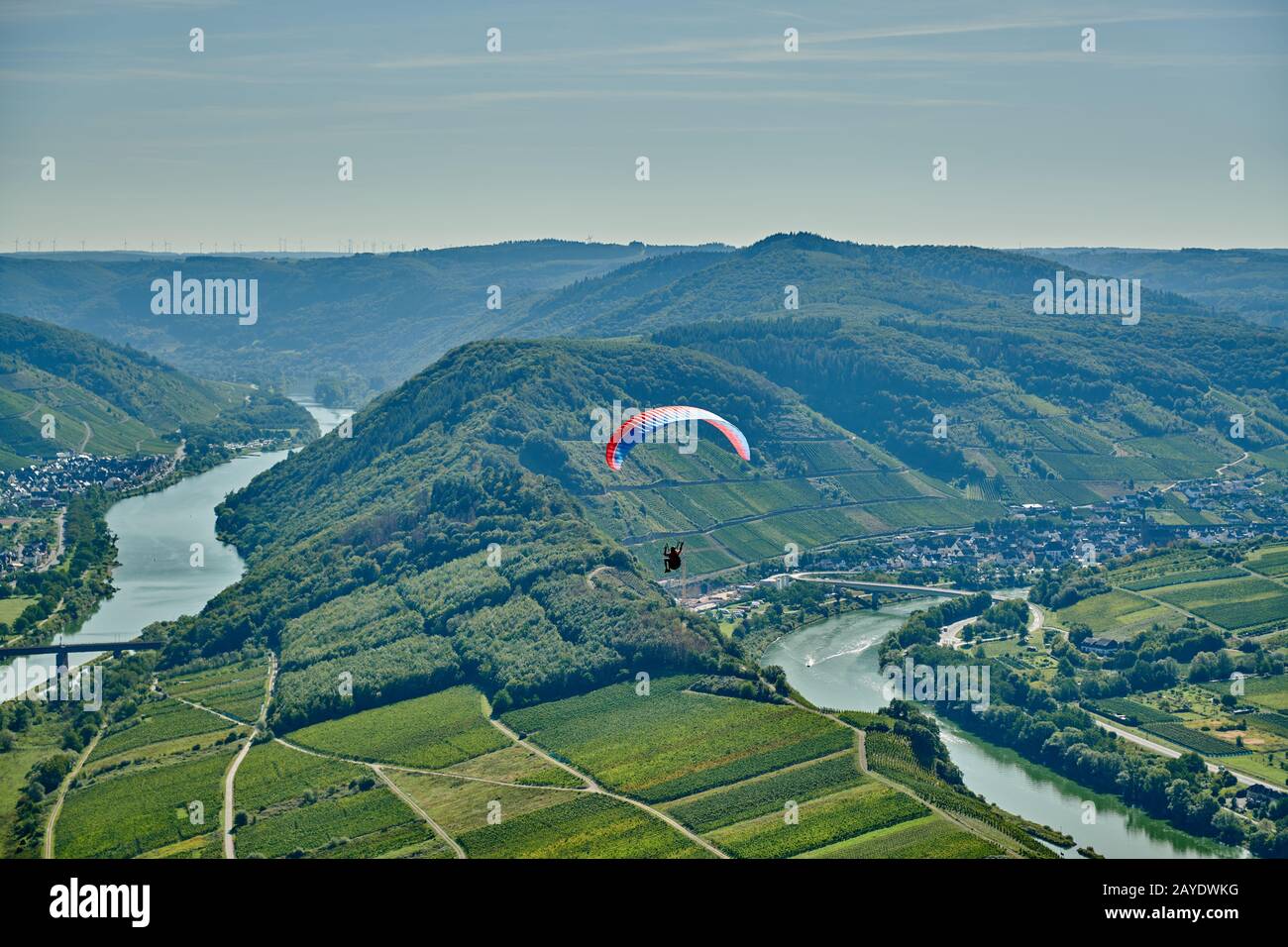 Le parapente au-dessus de la Moselle se courbe près de la ville de Bremm, en Allemagne. Banque D'Images