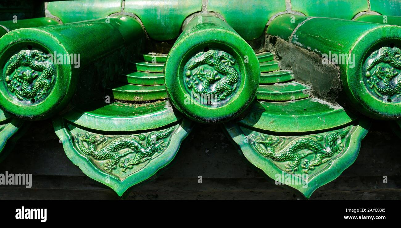 toit traditionnel en céramique à vitrage vert, du temple chinois, avec le design du dragon Banque D'Images