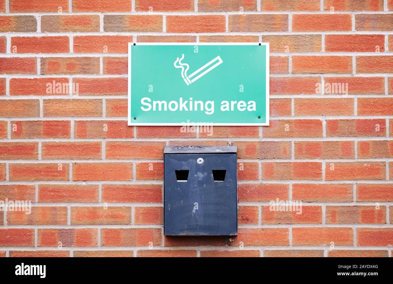 Fumeurs zone désignée et cendrier mural metal fort pour cigarette et zone vapeur vaping Banque D'Images