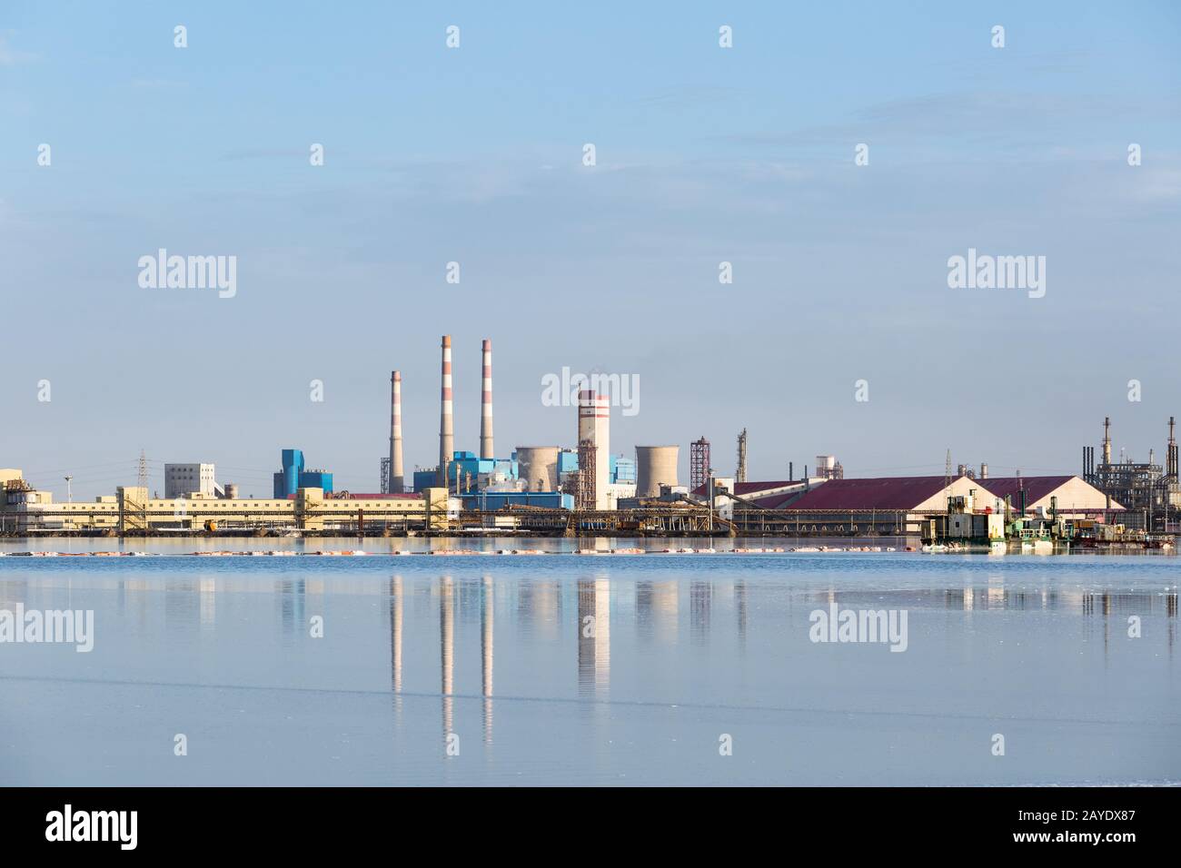 réflexion de l'usine de potasse dans le lac salé Banque D'Images