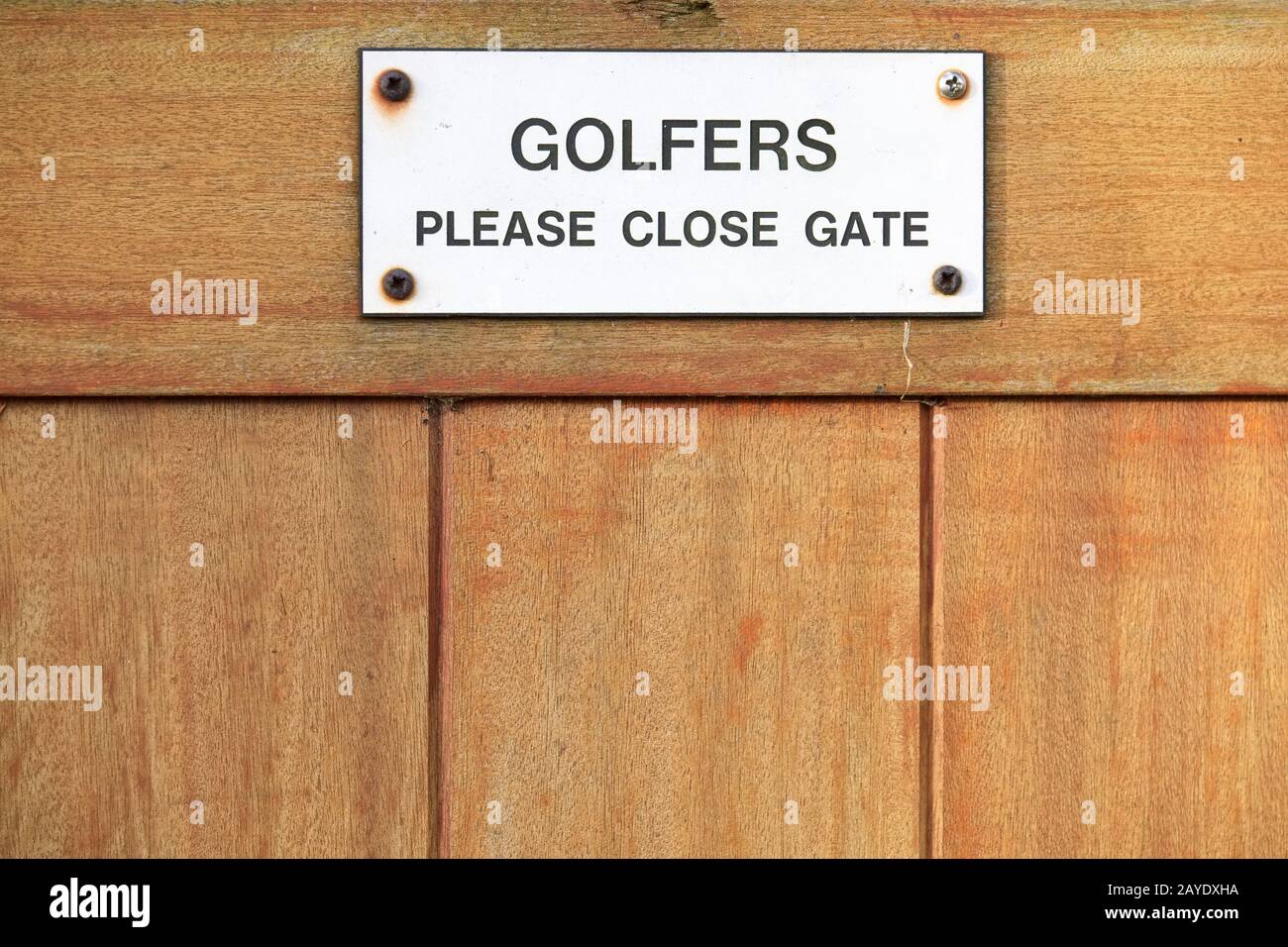 Les golfeurs s'il vous plaît fermer le panneau de porte sur la maison du club de golf Banque D'Images