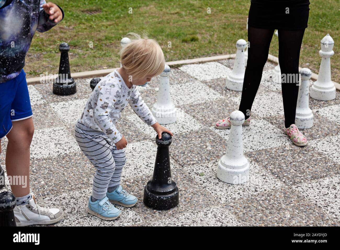 Umea, Norrland Suède - 8 juin 2019: Enfants jouant aux échecs ensemble Banque D'Images