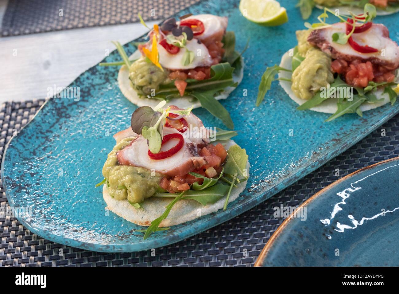 Des tapas espagnoles avec octopus et piment Banque D'Images