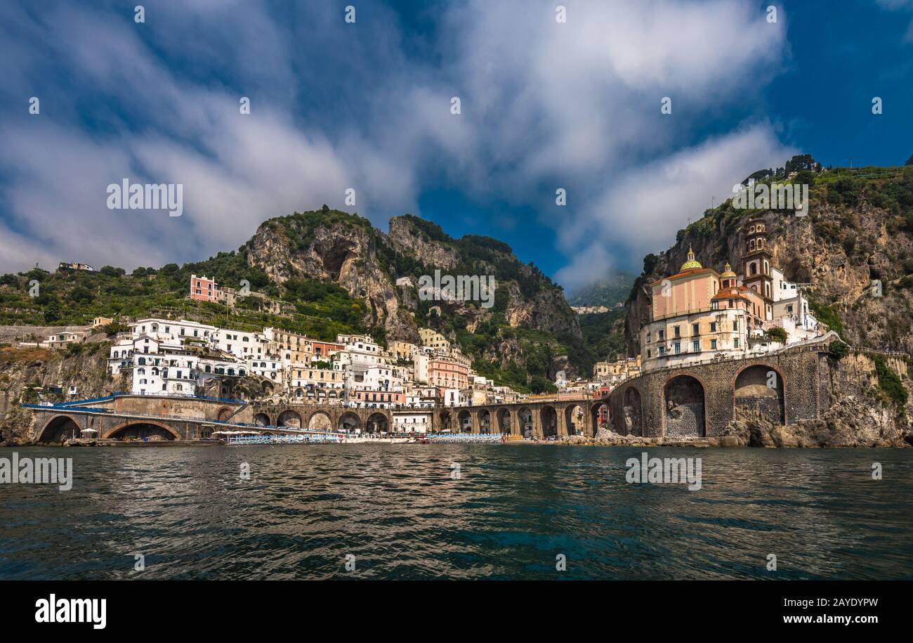 Vue panoramique d'Atrani, petit village sur la Côte d'Amalfi, Italie Banque D'Images