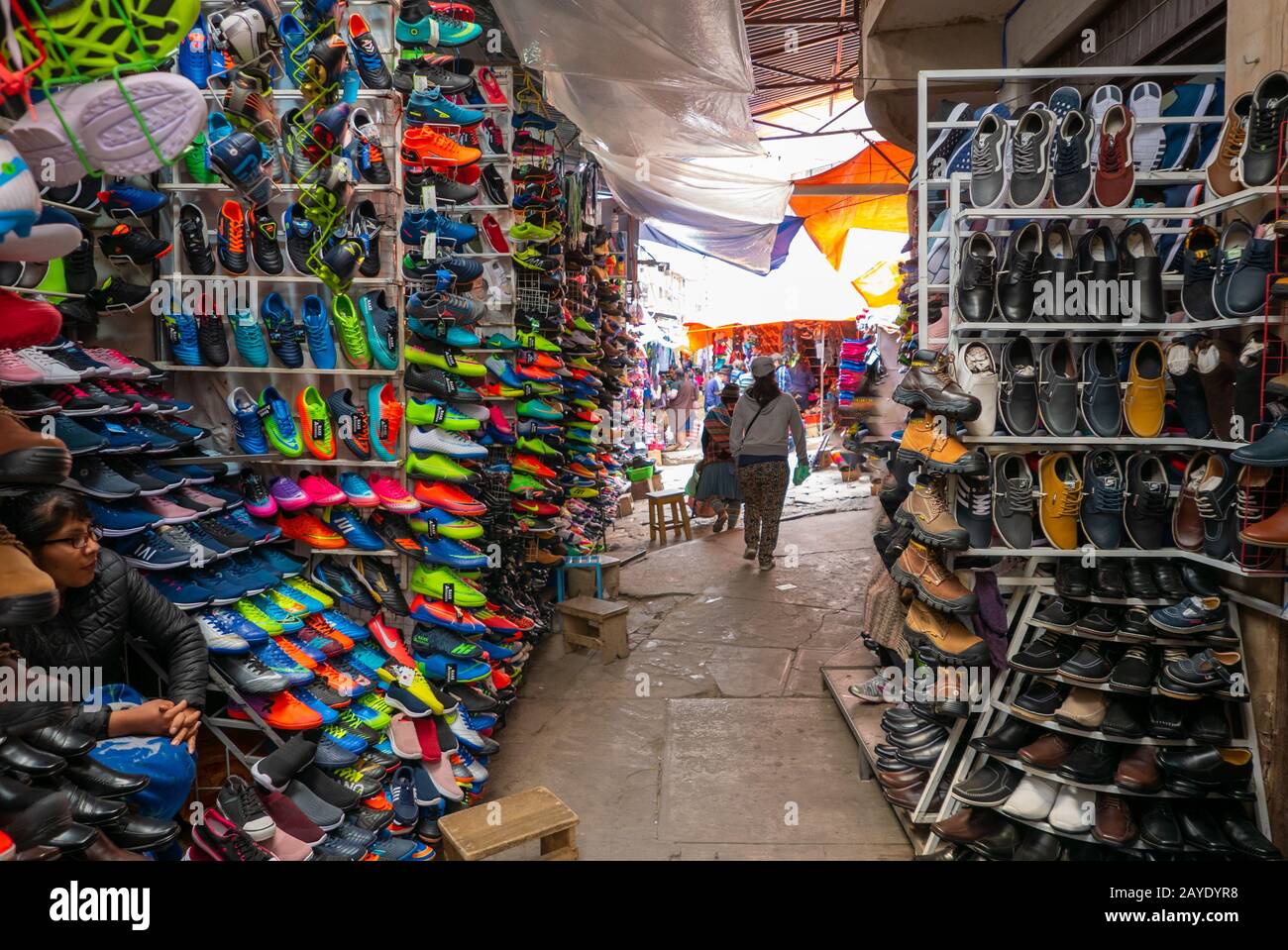 Sucre Bolivie stalles de chaussures de sport dans le marché agricole Banque D'Images