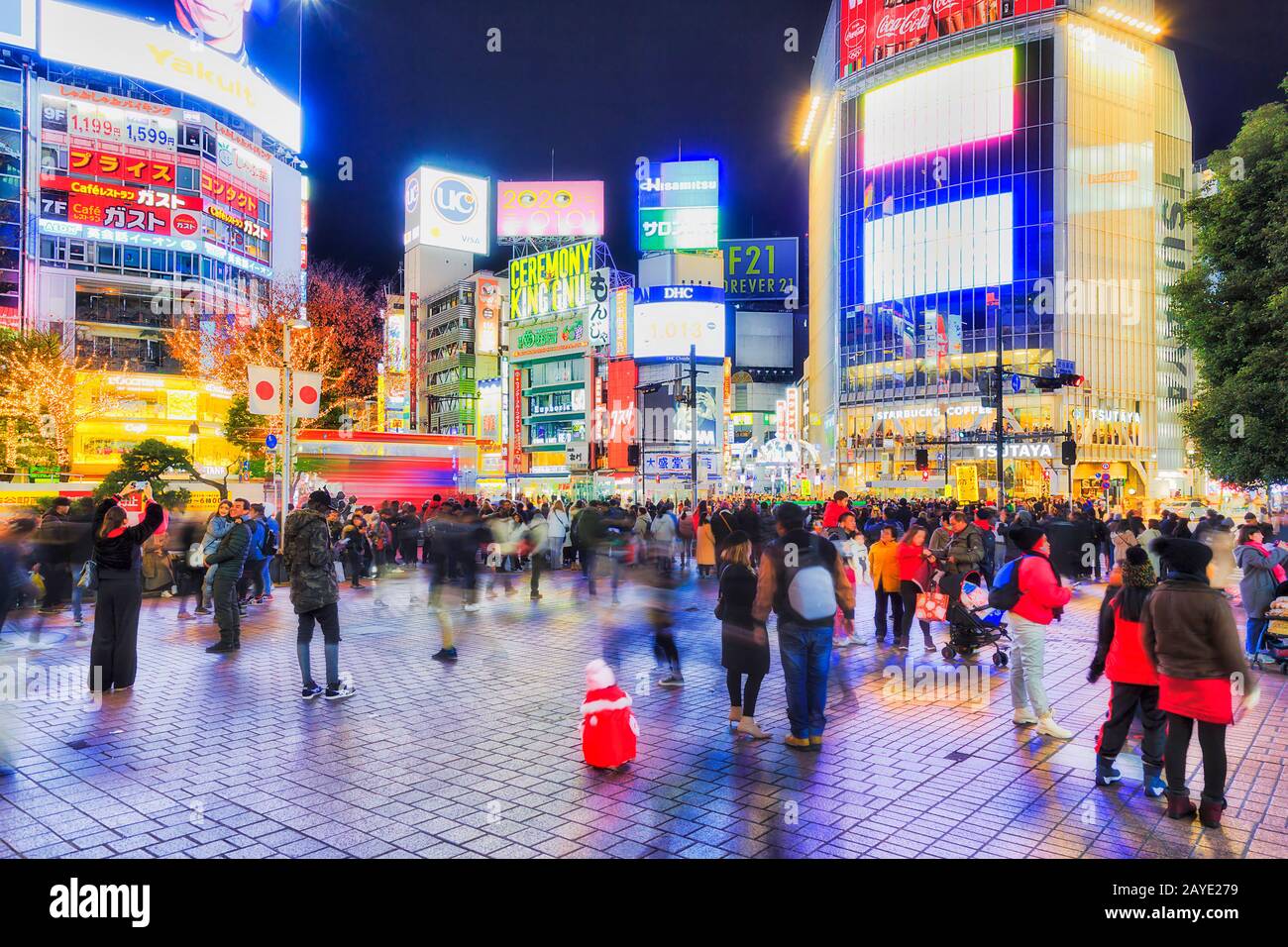 Shibuya, TOKYO, JAPON - 29 décembre 2019: Célèbre station Shibuya et passage de rue dans la ville de Tokyo avec des gens qui marchent autour de la place de la gare. Banque D'Images