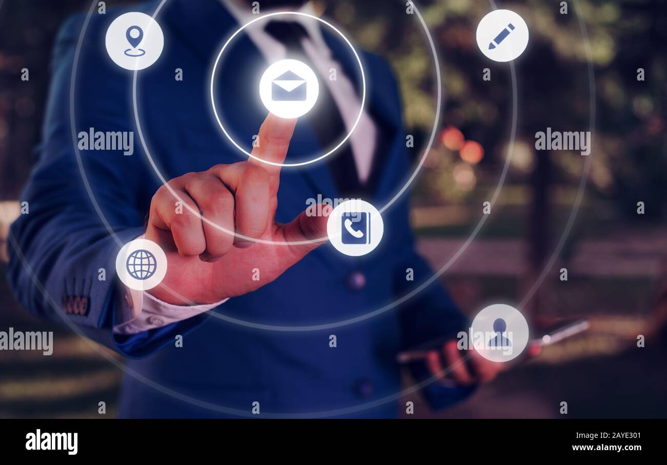 Homme en présentant une présentation à l'aide des derniers appareils sophistiqués. L'homme porte un costume de travail classique pour une allure élégante Banque D'Images