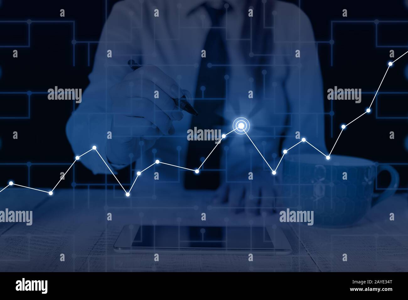 Femme humaine présentant une présentation à l'aide des derniers appareils sophistiqués. Femme porter un costume de travail classique présentant comment sm Banque D'Images