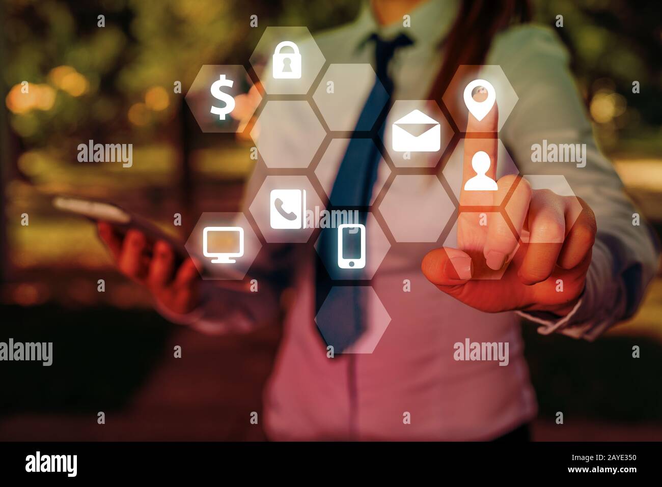 Femme humaine présentant une présentation à l'aide des derniers appareils sophistiqués. Femme porter un costume de travail classique présentant comment sm Banque D'Images