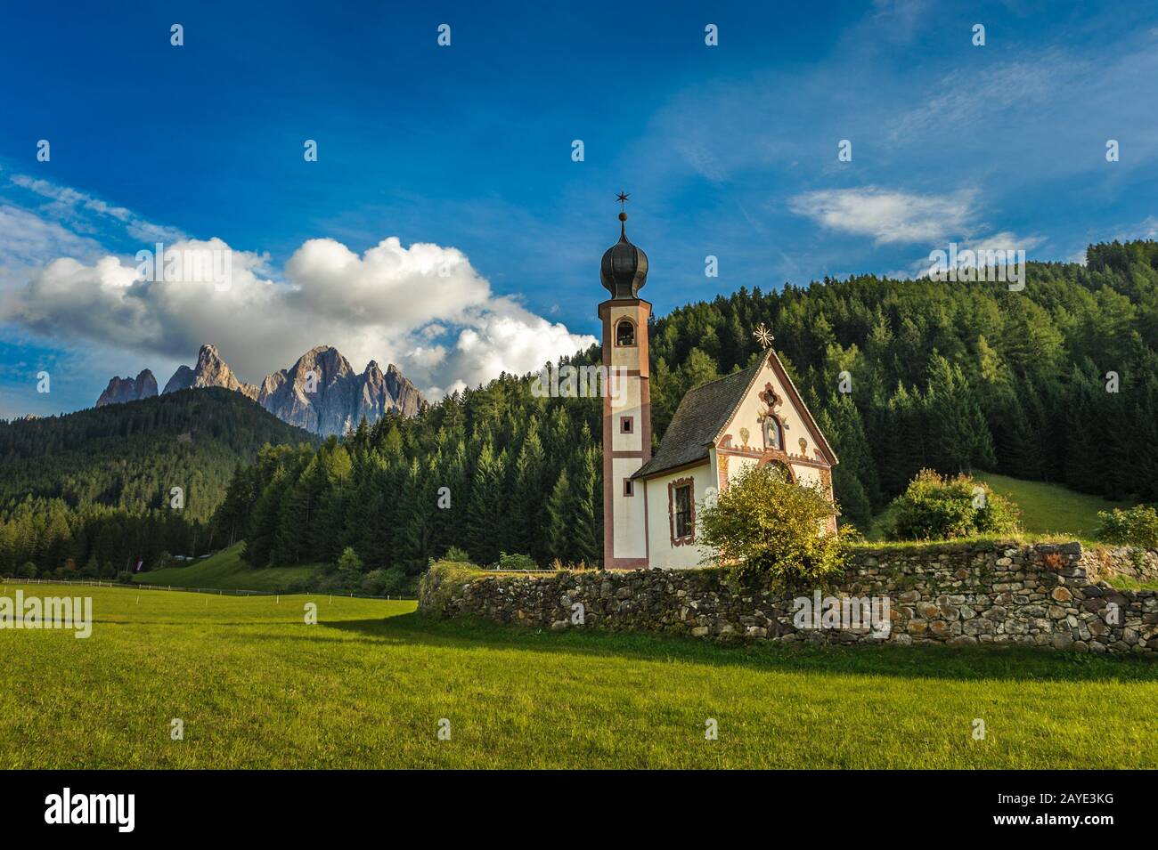 Église Saint-Jean en face de la montagne, vallée de Odle Funes, Dolomites, Italie Banque D'Images