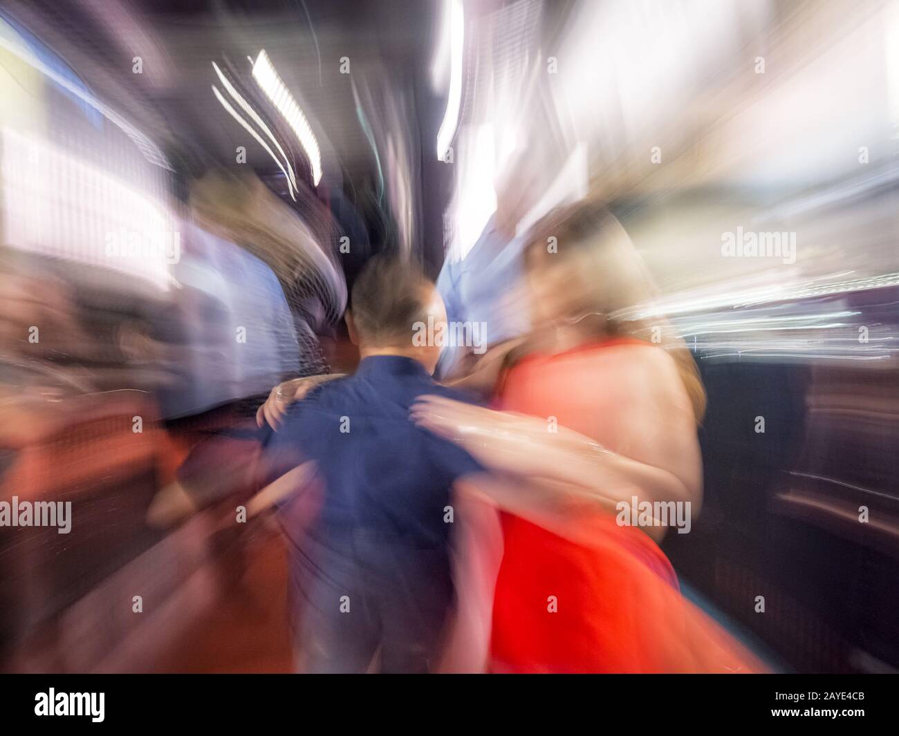 Couple dansant à l'occasion d'une fête Banque D'Images