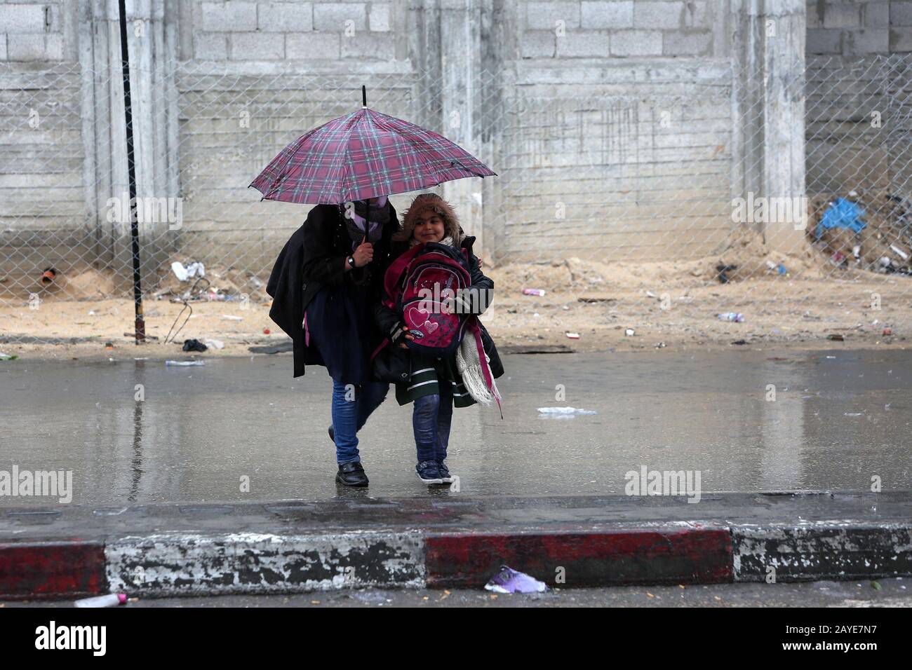 Forte pluie dans le camp de réfugiés de Rafah, dans le sud de la bande de Gaza, le 9 février 2020. Photo D'Abed Rahim Khatib Banque D'Images