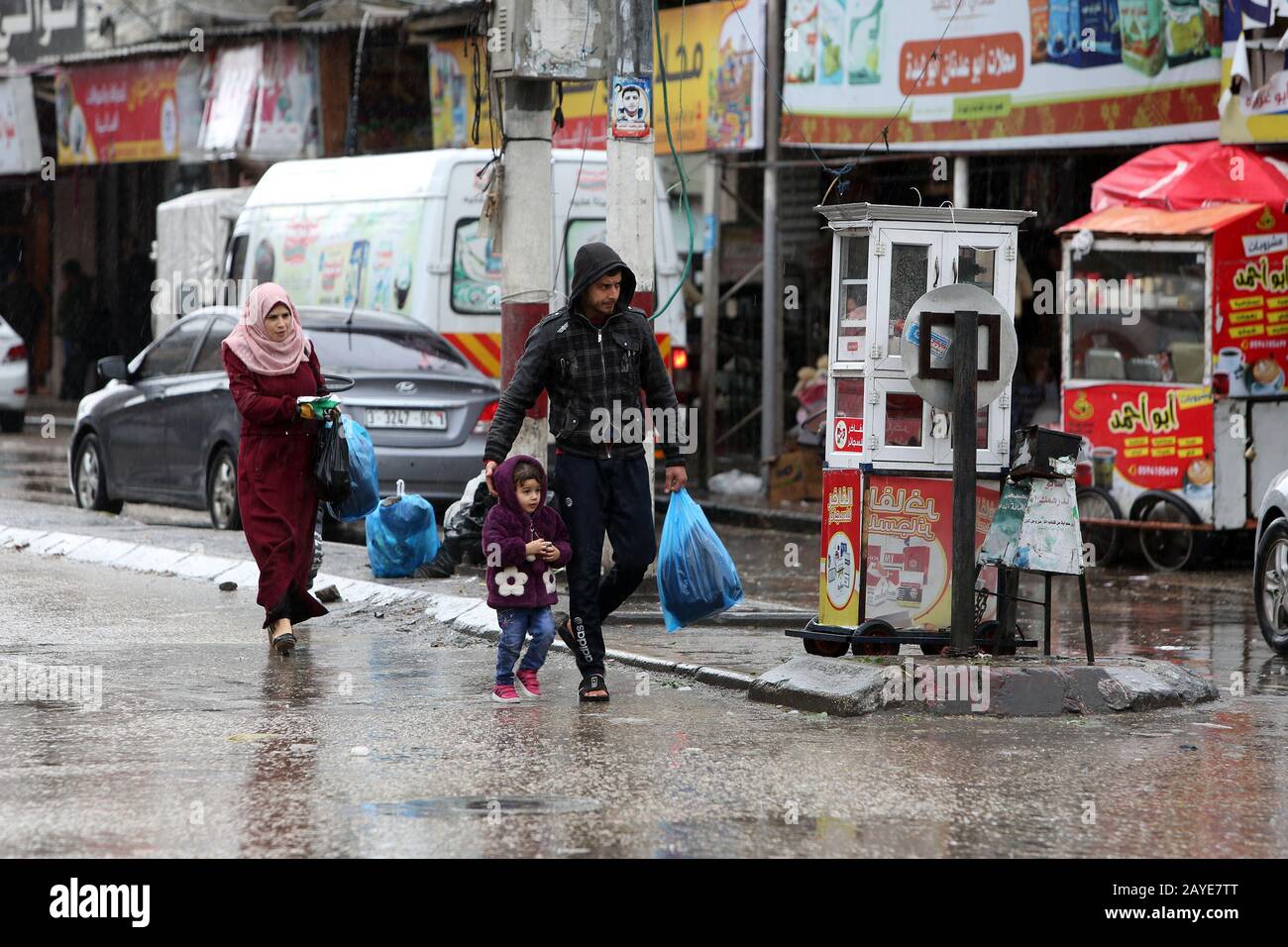 Forte pluie dans le camp de réfugiés de Rafah, dans le sud de la bande de Gaza, le 9 février 2020. Photo D'Abed Rahim Khatib Banque D'Images