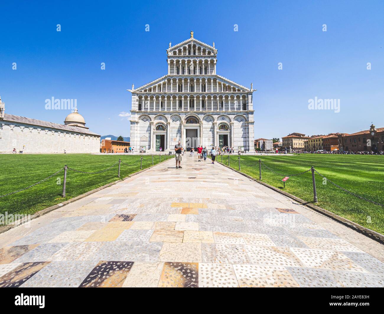 Pise, Italie - 28 mai 2017 - vue sur les touristes en face de la cathédrale de Pise Banque D'Images