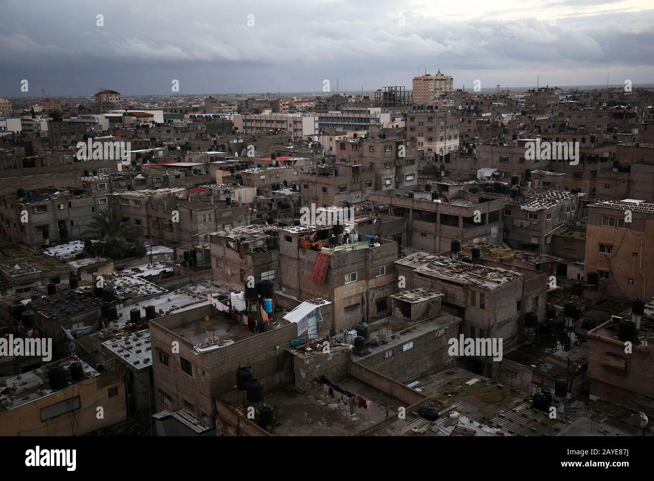 Forte pluie dans le camp de réfugiés de Rafah, dans le sud de la bande de Gaza, le 9 février 2020. Photo D'Abed Rahim Khatib Banque D'Images