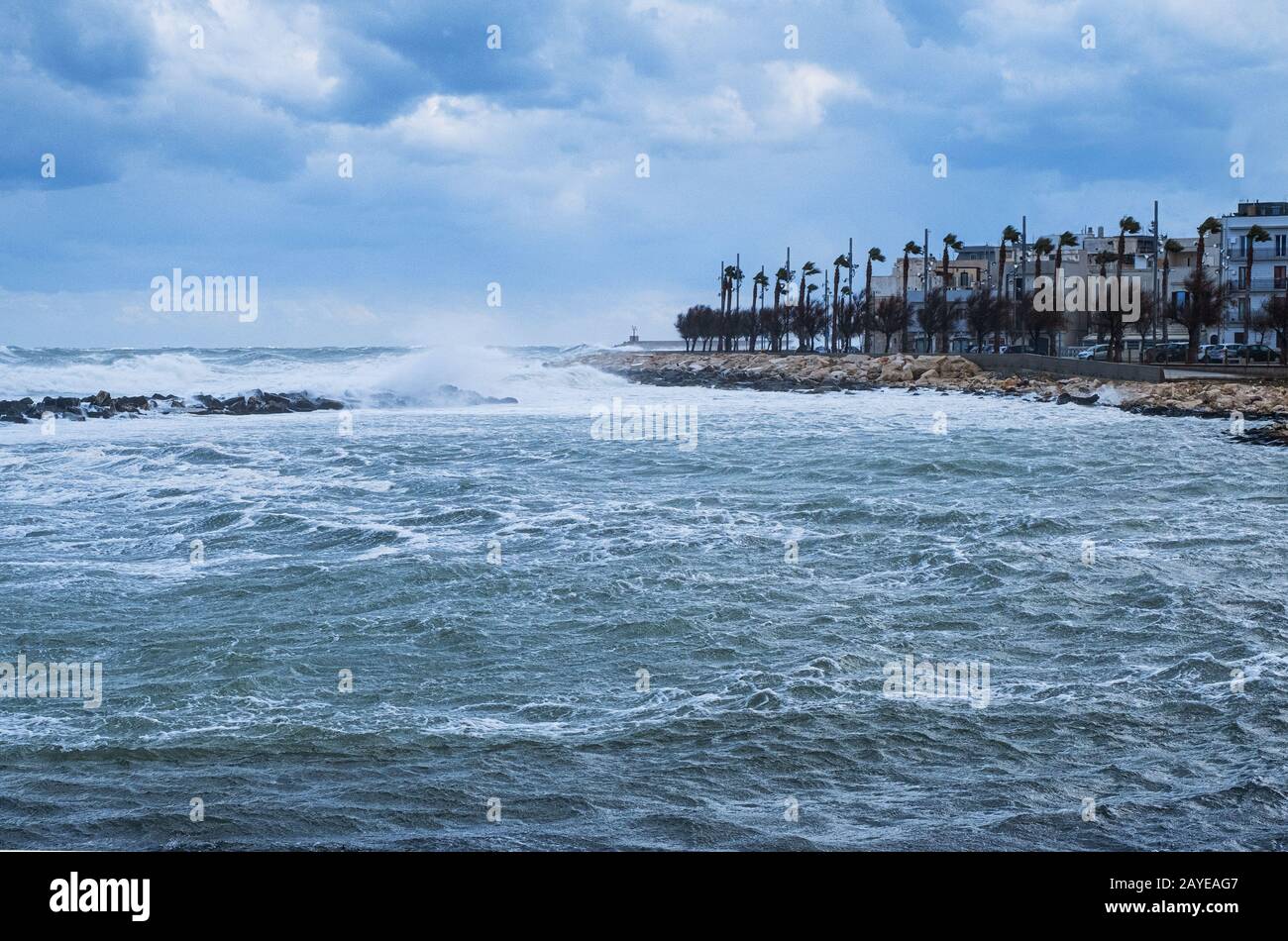 Mer de tempête sur la côte des Pouilles, Italie. Banque D'Images