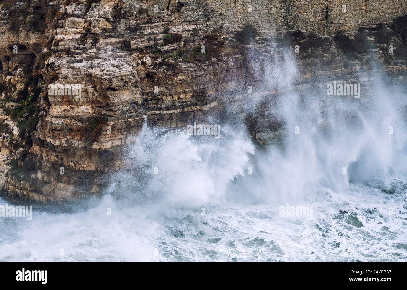 Mer de tempête à Polignano a Mare, Italie. Banque D'Images