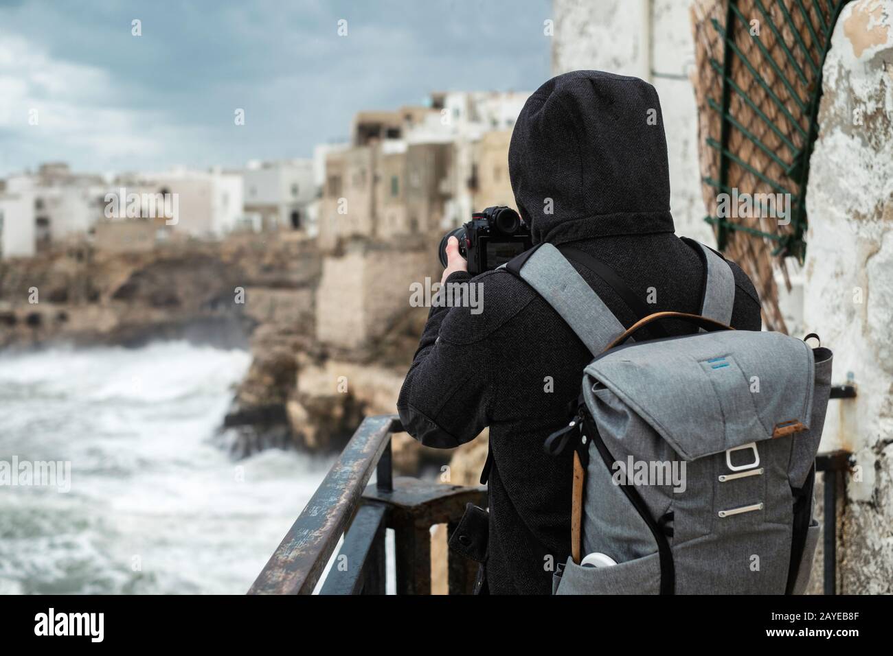 Photographe prenant photo d'une mer de tempête à Polignano a Mare, Italie. Banque D'Images