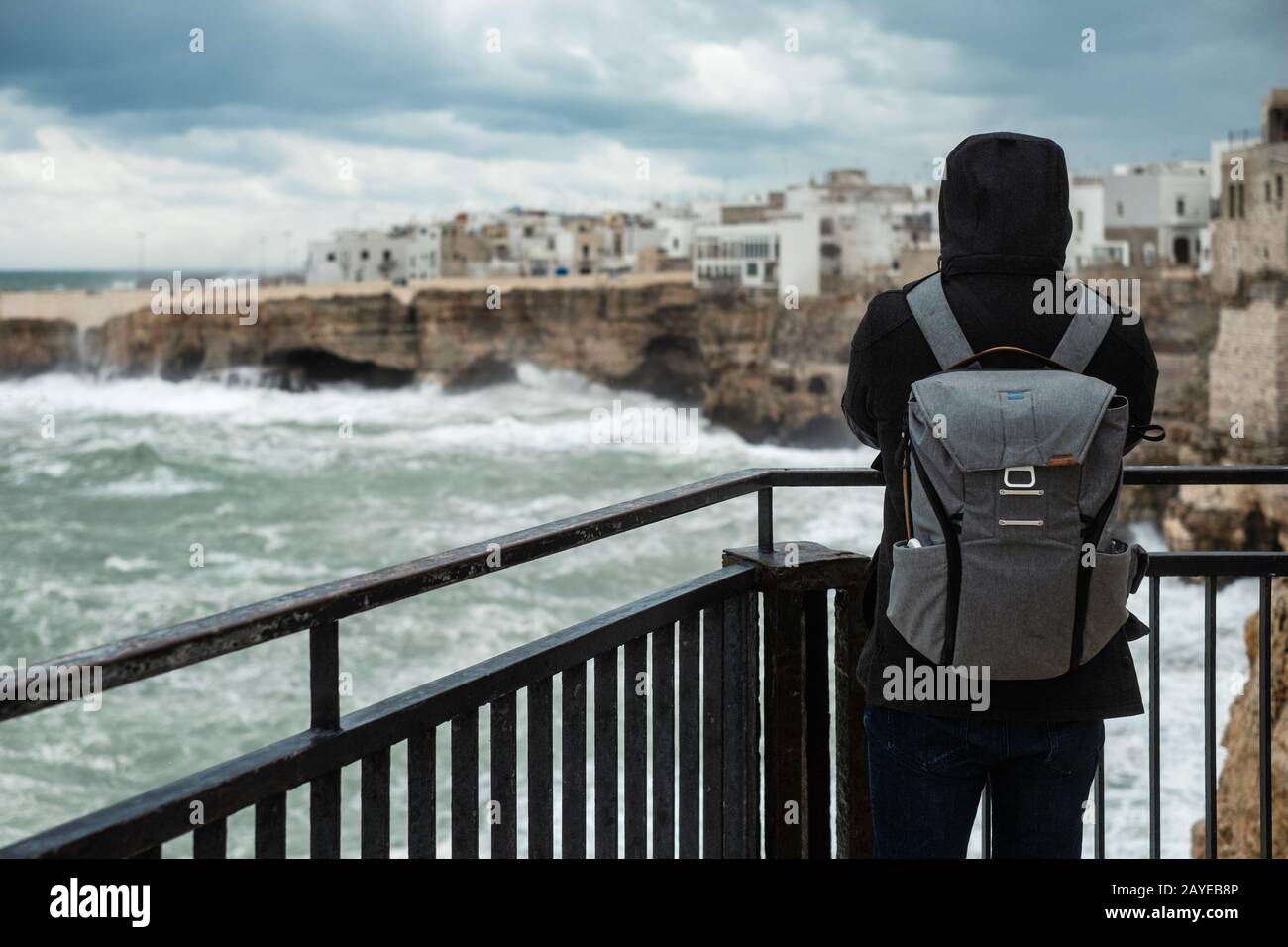 Photographe prenant photo d'une mer de tempête à Polignano a Mare, Italie. Banque D'Images