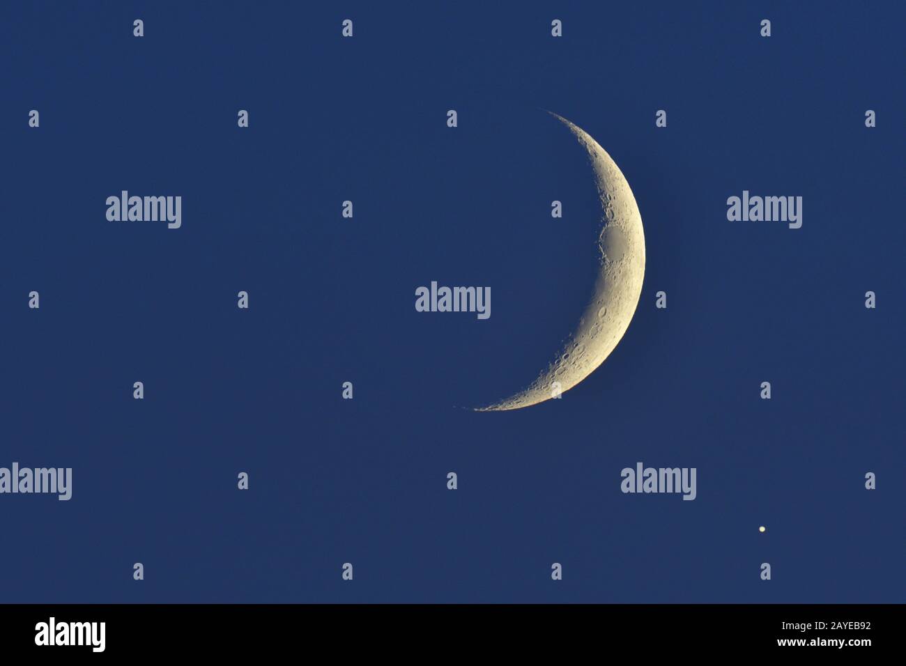 Nouvelle lune avec une étoile Banque D'Images