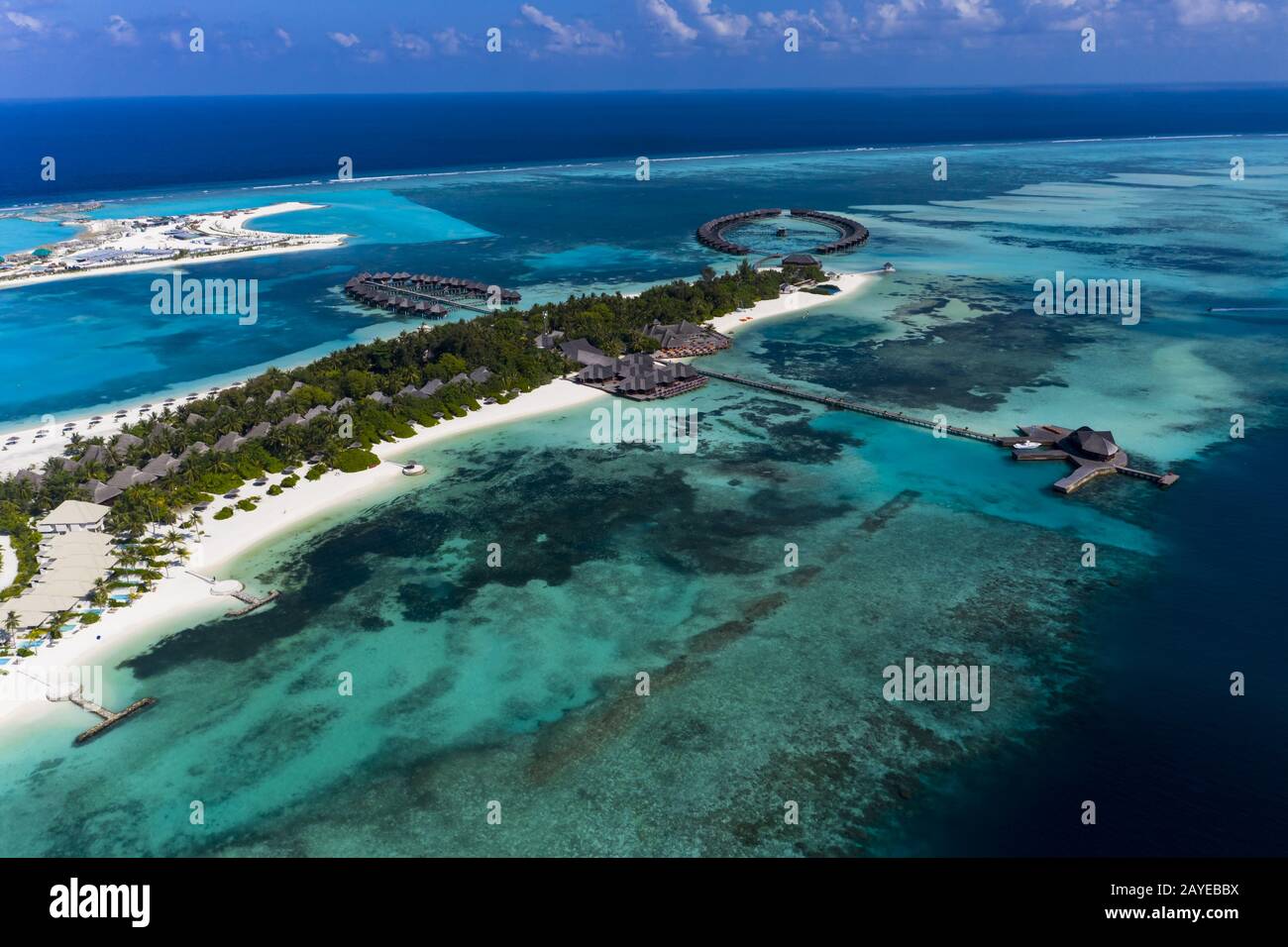 Vue aérienne, lagon de l'île des Maldives Olhuveli avec des bungalows d'eau South Male Atoll, Maldives Banque D'Images