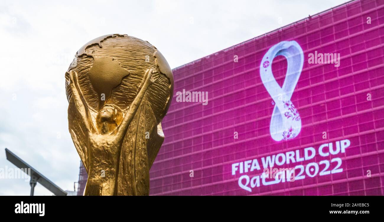 4 septembre 2019, Moscou, Russie. Copie de la coupe du monde sur fond de logo de la Coupe du monde FIFA 2022, qui se tiendra au Qatar, sur un géant scre Banque D'Images