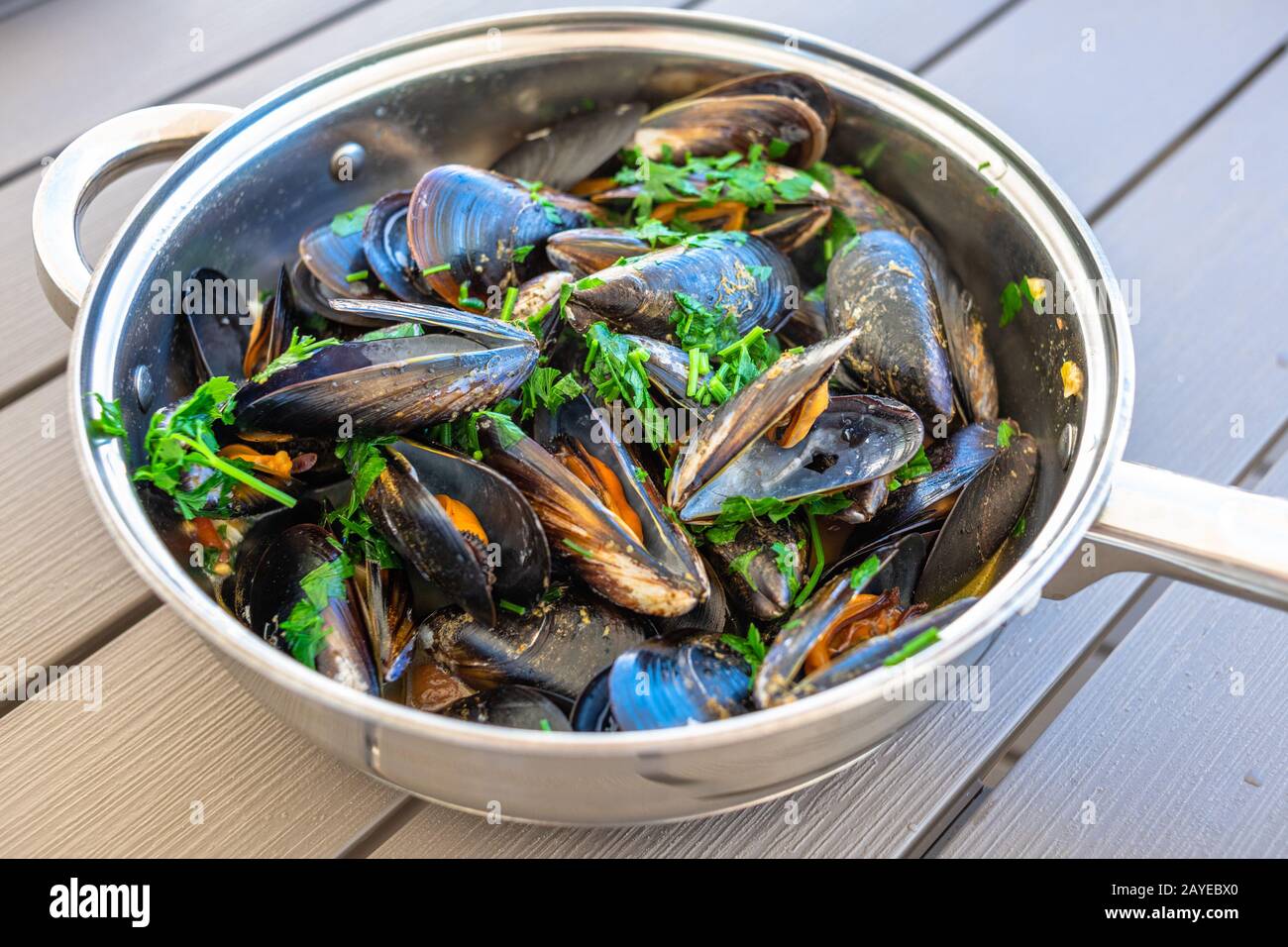 Les moules cuites à la vapeur dans une casserole. De délicieux fruits de mer plate. Banque D'Images