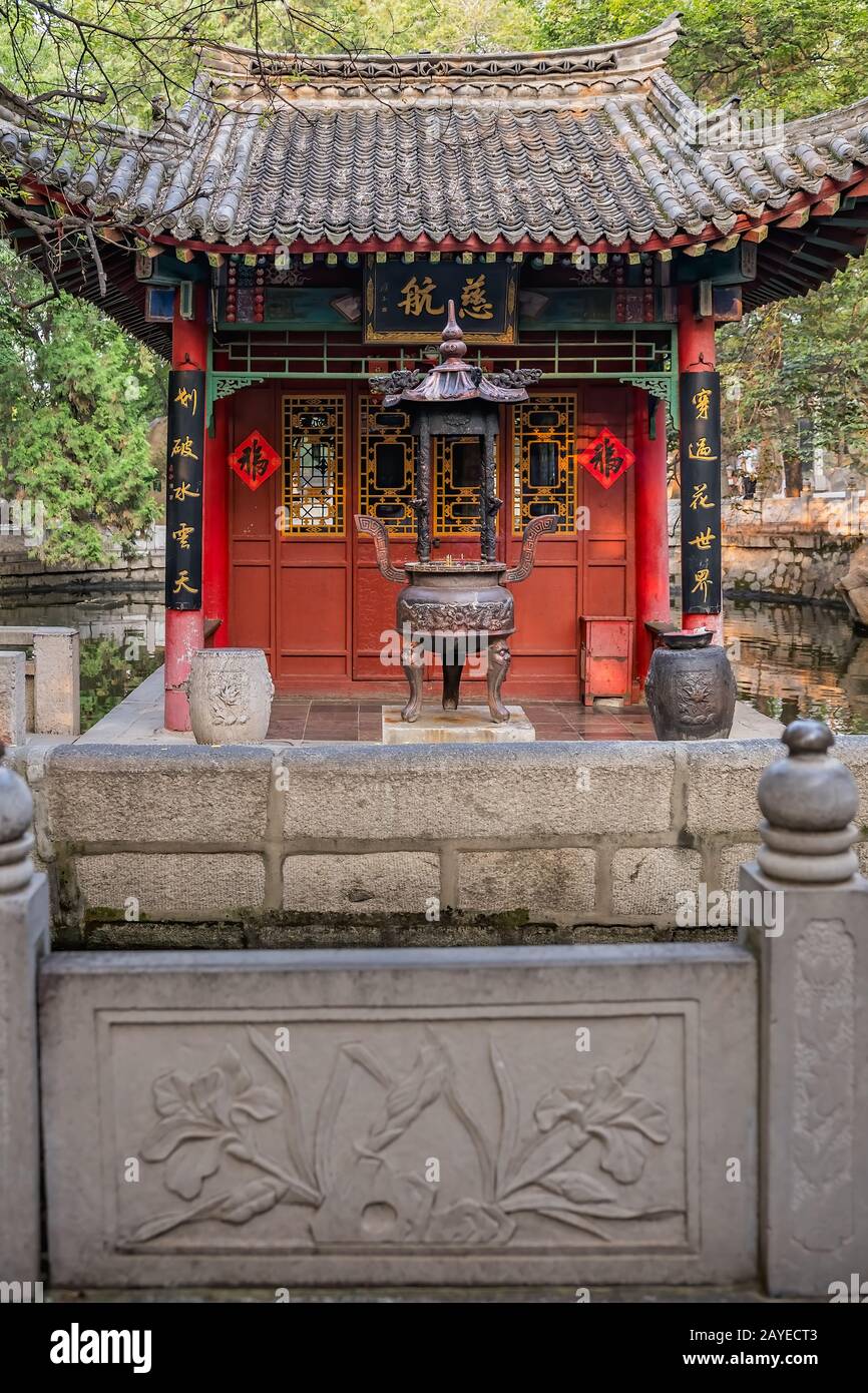 Autel dans le temple bouddhiste au pied de la montagne Huashan Banque D'Images