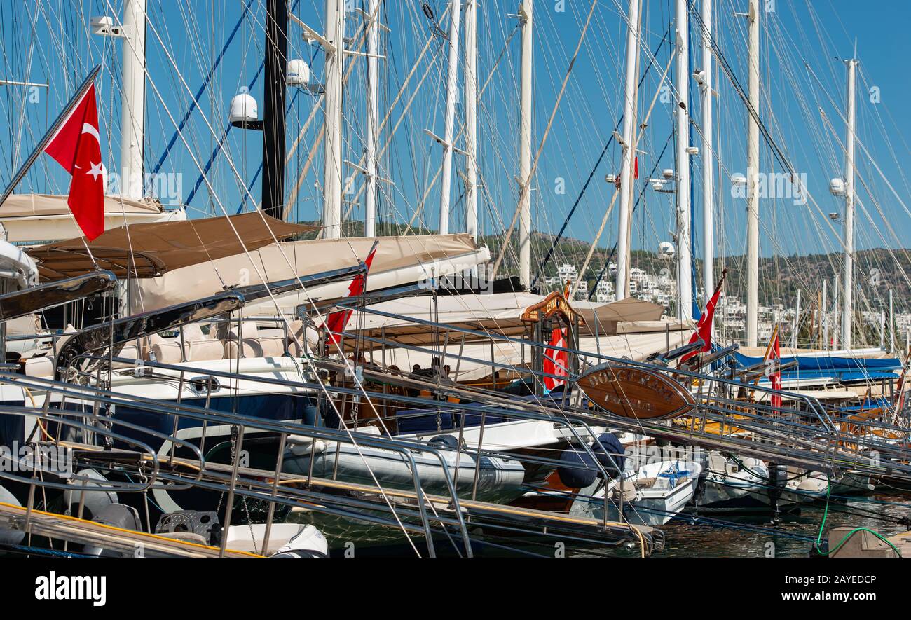 Bateaux et yachts dans le port de Bodrum dans le pays de la Turquie Banque D'Images