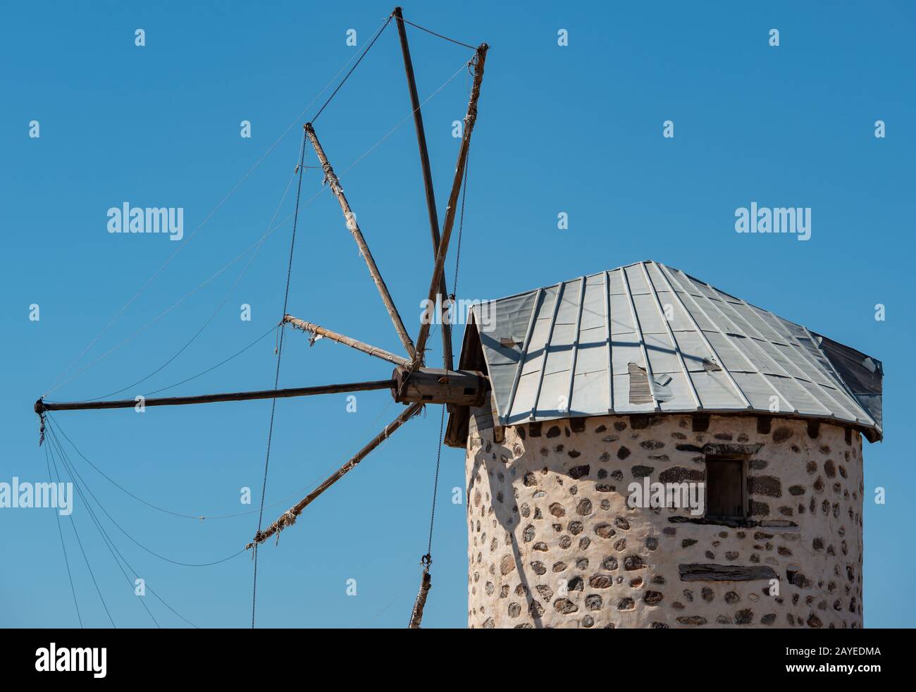 Architecture Détails de la vue d'un ancien moulin grec et des palmiers sur l'île de Kos en Grèce Banque D'Images