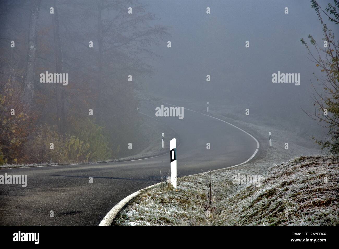 Risque d'accidents dus à des routes verglacées et au brouillard sur des routes sinueuses Banque D'Images