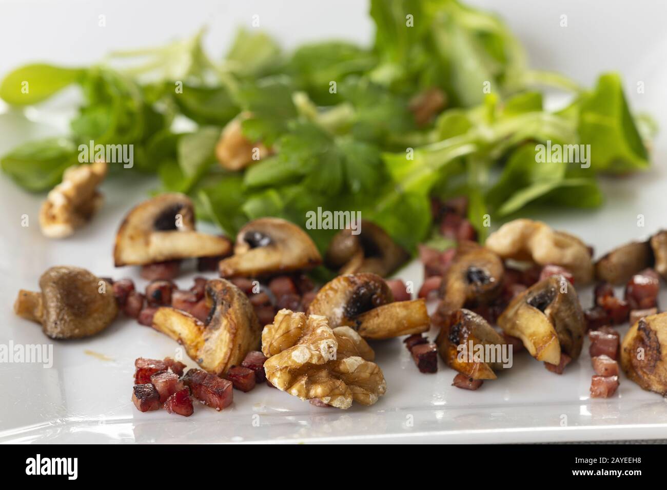 Laitue d'agneau avec champignons et bacon Banque D'Images