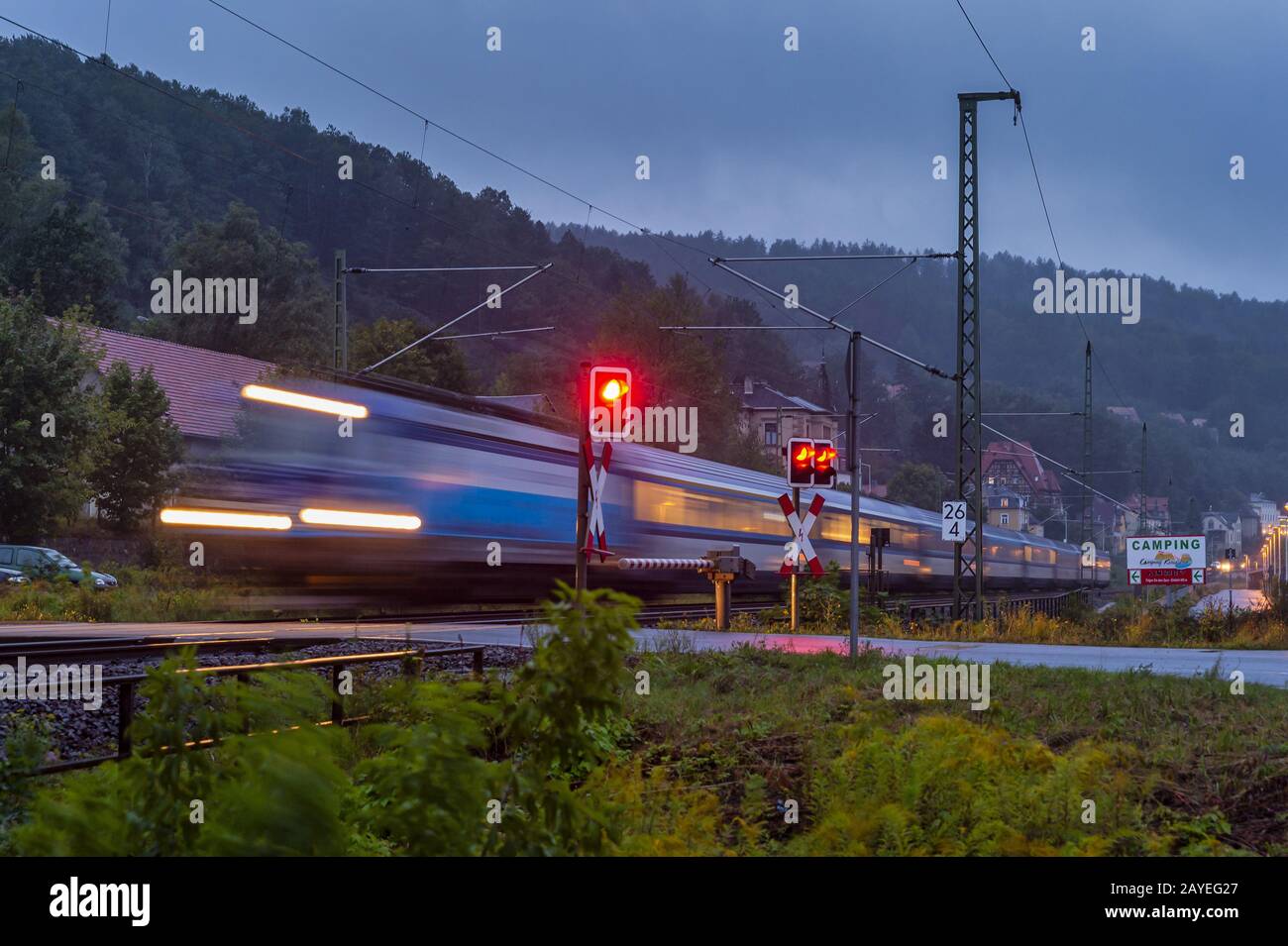 Train passager bleu avec flou de mouvement Banque D'Images