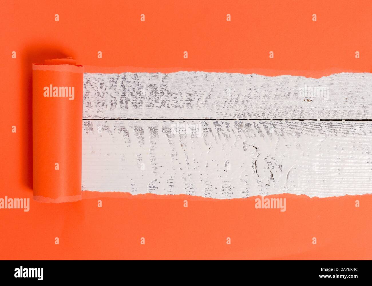 Le carton est déchiré au milieu placé au-dessus d'une table classique en bois. Papier épais déchiré sur fond de bois texturé. Wa artistique Banque D'Images